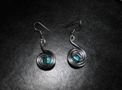 boucles-d-oreilles-petite-spirale-argent-perle-bleue.jpg